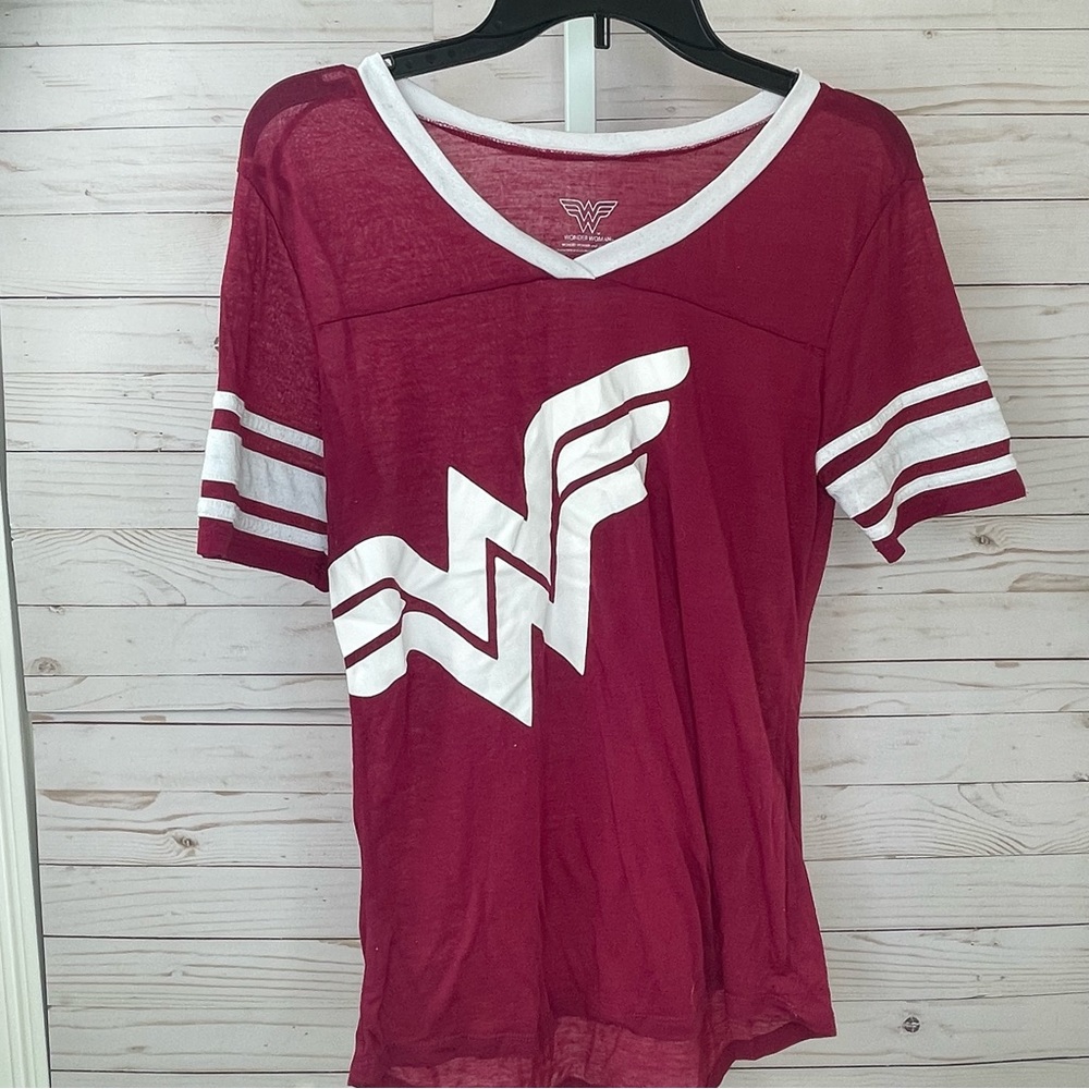 Women’s Size Small V-Neck Top Magenta Wonder Woman Short Sleeve T-Shirt
